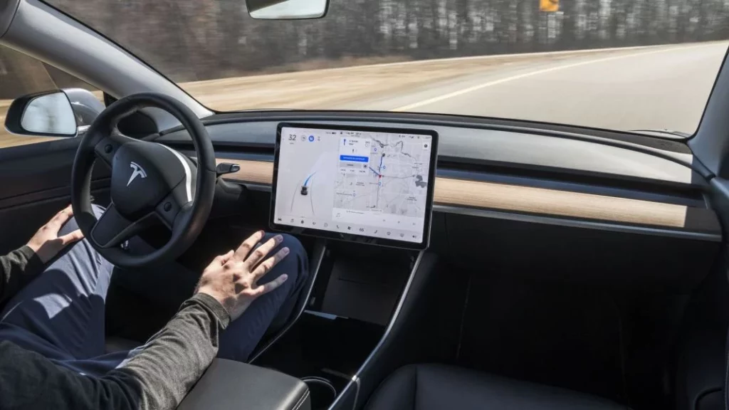 Este Tesla confunde las vías de tren con una carretera… o eso dice su dueño 2 Motor16 El Autopilot de Tesla no para de producir accidentes