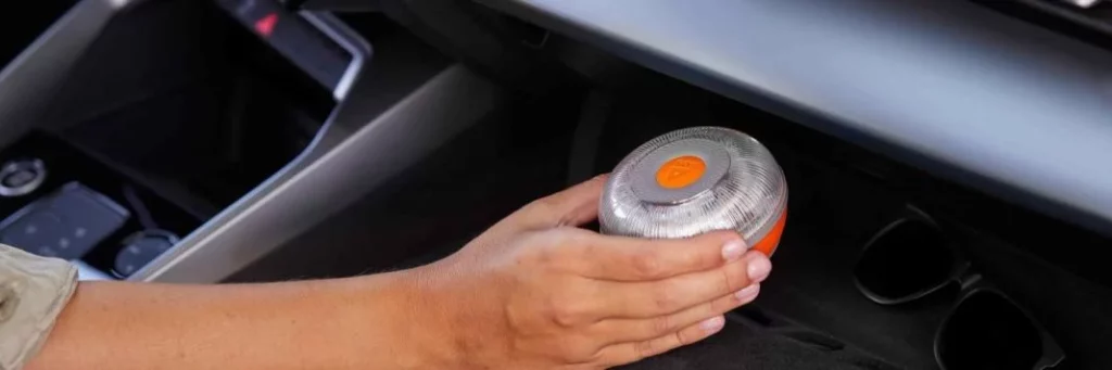 Las balizas para señalizar accidentes que recomienda la DGT 4 Motor16 compatible