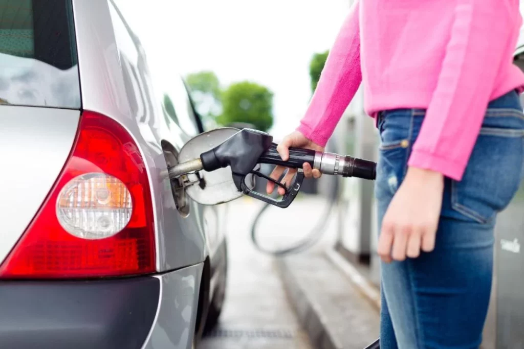 El fallo más tonto con el que la puedes liar al repostar 27 Motor16 combustible