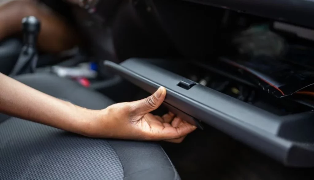 Pasa de mirar la presión de las ruedas en los compresores de gasolinera: MediaMarkt la respuesta ideal a precio de derribo 2 Motor16 guantera de coche