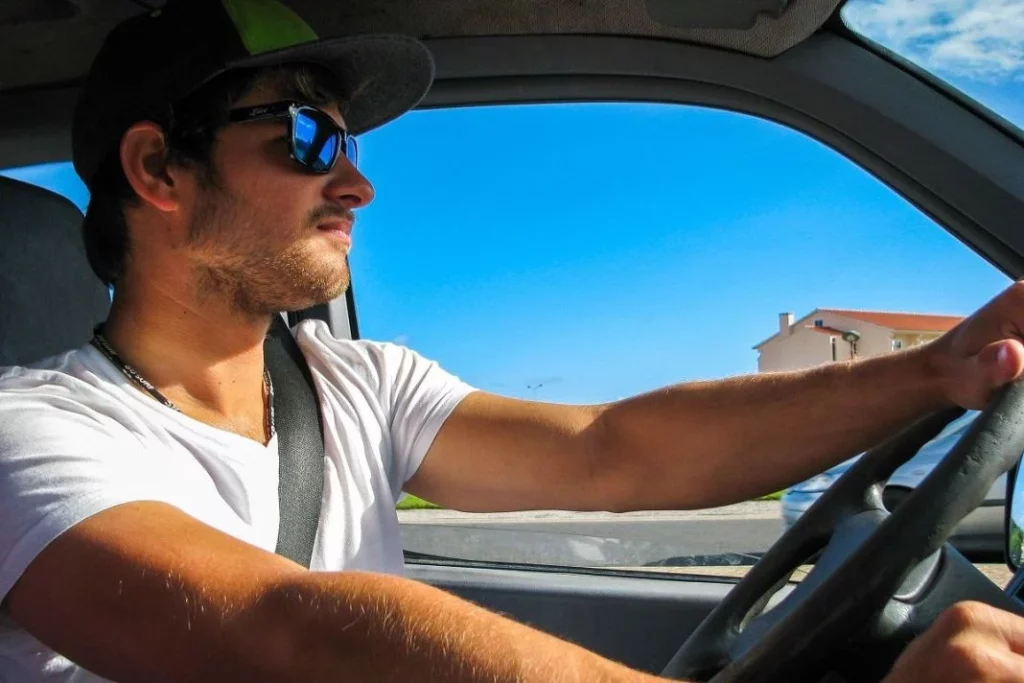 conducir gafas sol calor sol deslumbramiento Motor16