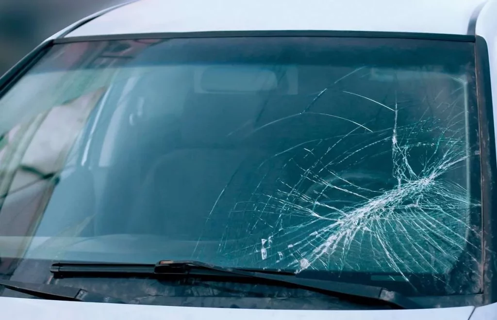 ¿Te pueden poner una multa por llevar los cristales de tu coche sucios? 38 Motor16 conducir luna rajada Motor16
