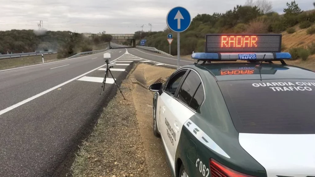 conductor paso 238 km h delante radar Motor16