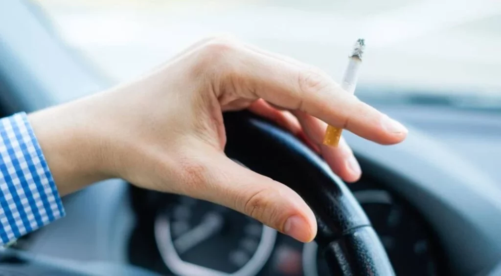 Las 10 distracciones al volante que debes evitar en tu viaje de vacaciones… y no solo por las multas 3 Motor16 fumar en el coche Motor16