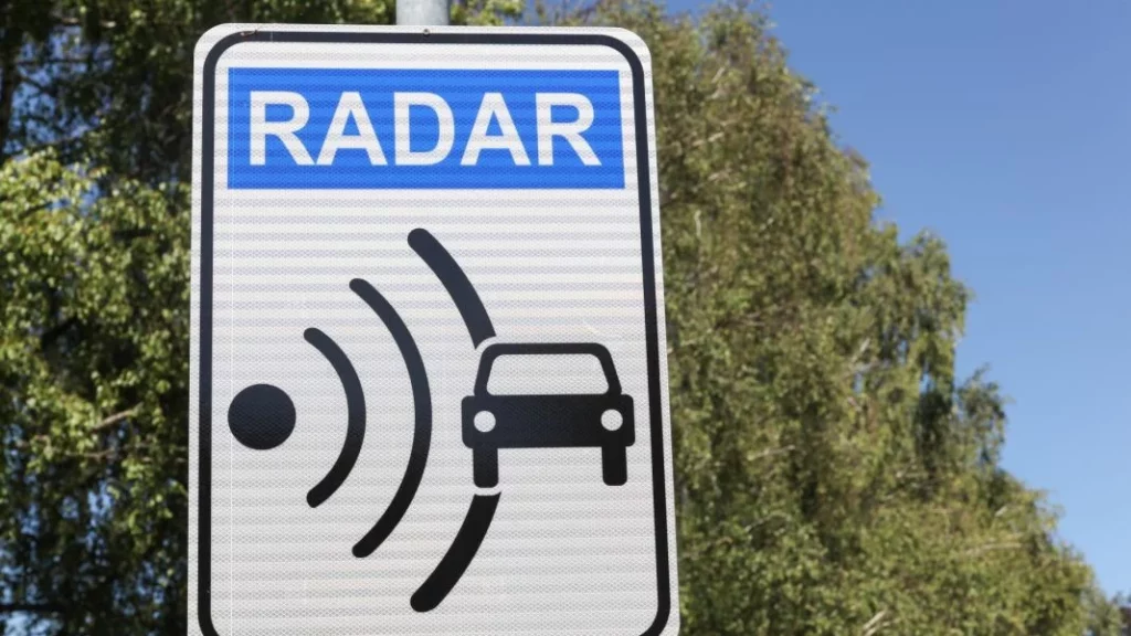 Con esta desconocida señal de tráfico la DGT avisa de que entras en un tramo de velocidad controlada 208 Motor16 novedad