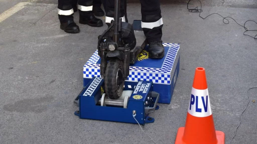 Así funciona la máquina que ‘caza’ a los patinetes eléctricos trucados y que ya usan en Valencia 1 Motor16 Una campaña para el uso cuidado de los patinetes eléctricos