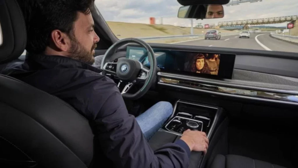 No es Tesla: la marca que permite ver Netflix al conductor y despreocuparse del volante 1 Motor16 ¿Cómo funciona este sistema que te permite ver Netflix durante el viaje?