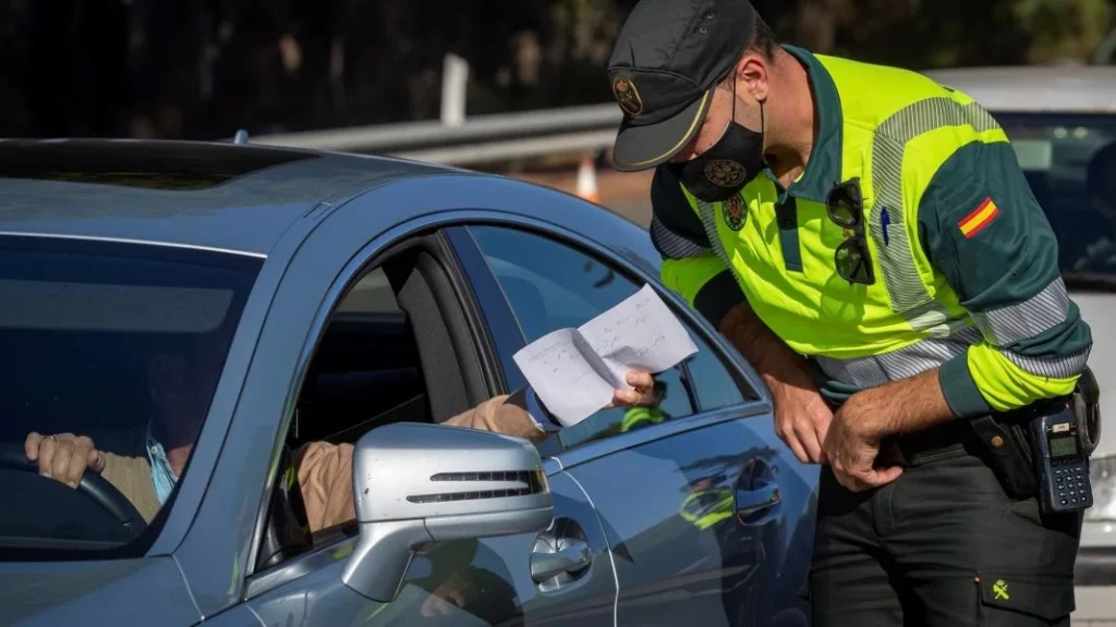 "No es para comodidad": revelan la real función del reposacabezas de tu coche 2 Motor16 La DGT da varios consejos sobre tu coche