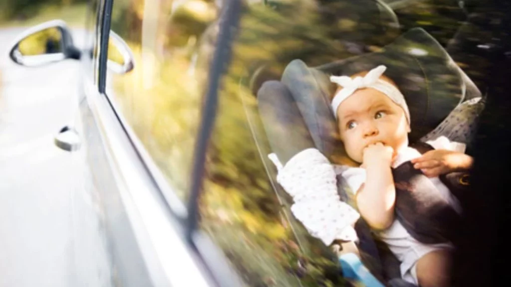 La insólita reacción del propietario del coche y padre de la bebé