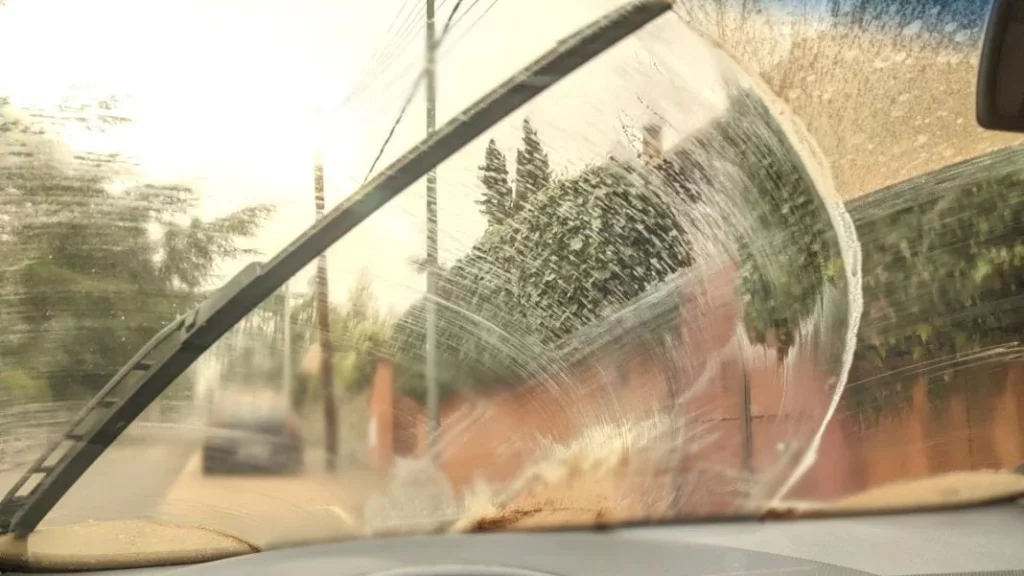 El aviso a todos aquellos que llenan el depósito de tu limpiaparabrisas solo con agua: Tener mucho cuidado 3 Motor16 parabrisas sucio