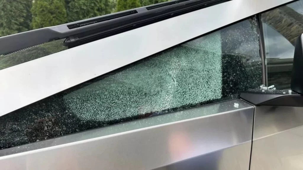 Una señora logró romper la ventana "anti balas" del Cybertruck con sus manos 1 Motor16 ¿Cómo reaccionó el dueño de este Cybertruck?