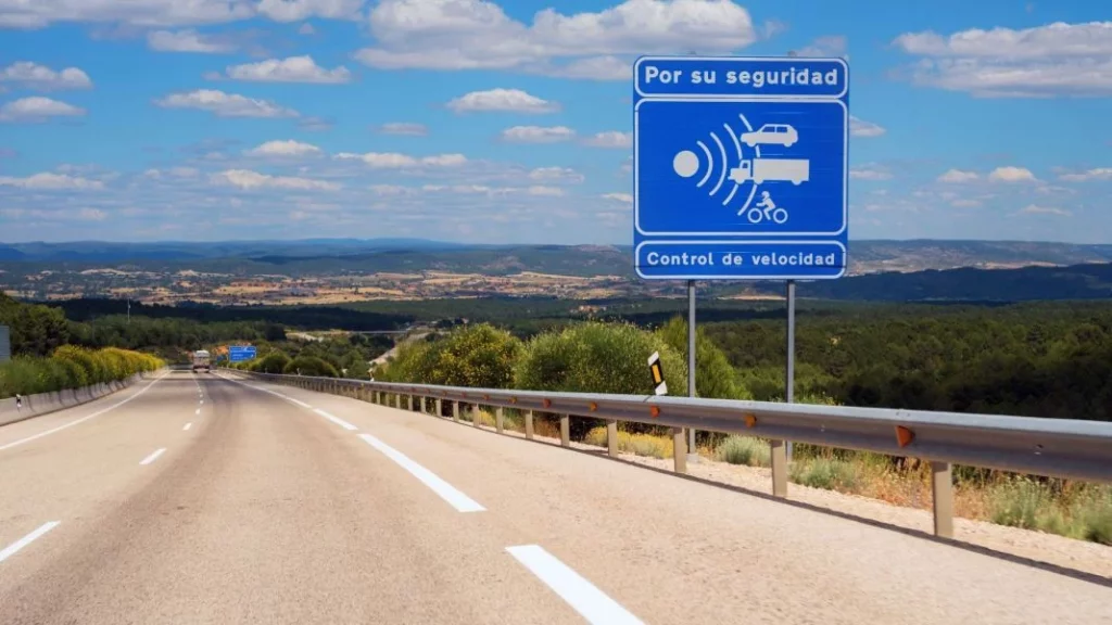 Con esta desconocida señal de tráfico la DGT avisa de que entras en un tramo de velocidad controlada 206 Motor16 DGT