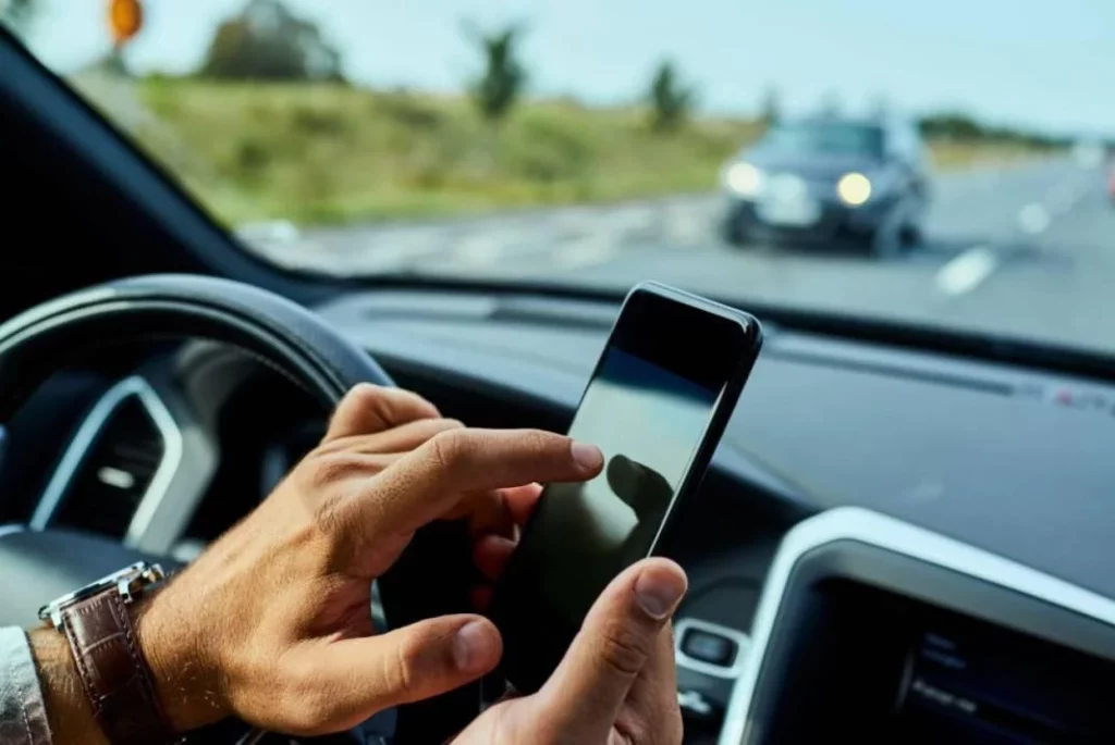 telefono movil distraccion conductor volante Motor16