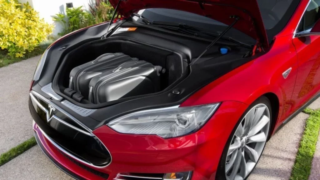 ¿Cómo es en detallado el problema en el capó que sufren estos Tesla?