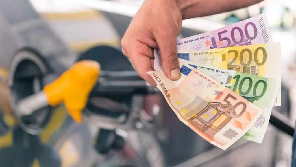 El RGC dispara a Repsol, Moeve, BP y Galp entre otras gasolineras y cambia su modelo de negocio: Así te va a afectar al bolsillo 5 Motor16 Los trucos que el club de automovilistas alemán propone para ahorrar gasolina.