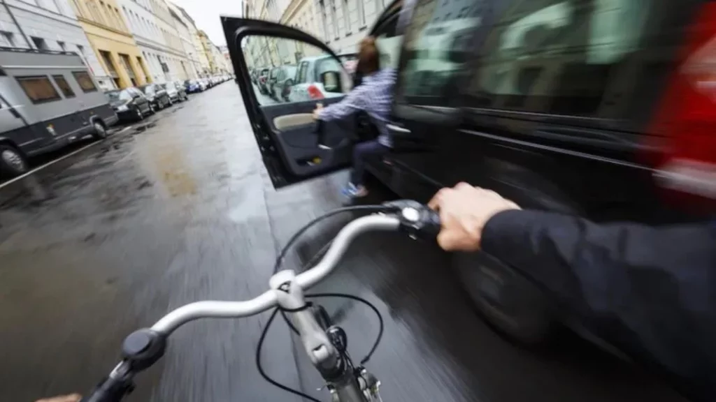 El nuevo vocablo en inglés que evitará un peligro con el coche 1 Motor16 ¿Qué significa el vocablo 'dooring'?