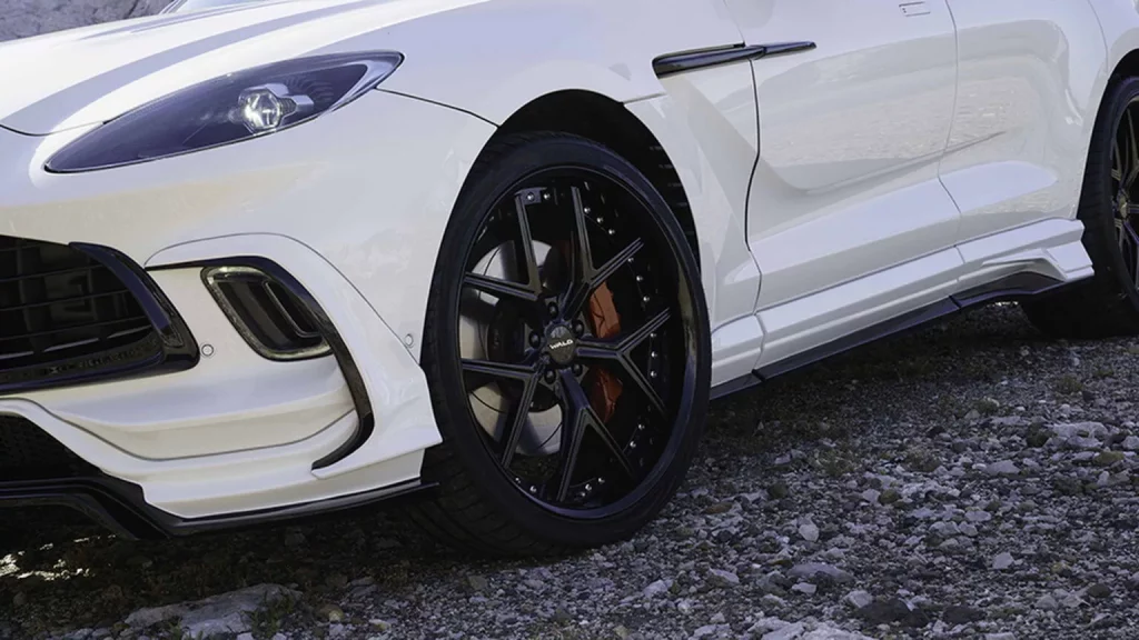 El Aston Martin DBX gana puntos gracias a Wald International 2 Motor16 2024 Aston Martin DBX Wald International. Imagen llanta.