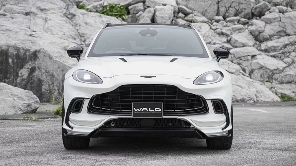 El Aston Martin DBX gana puntos gracias a Wald International 3 Motor16 2024 Aston Martin DBX Wald International. Imagen frontal.