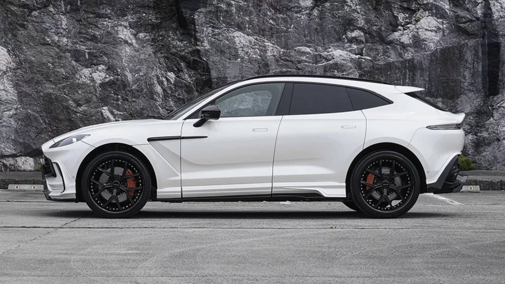 El Aston Martin DBX gana puntos gracias a Wald International 4 Motor16 2024 Aston Martin DBX Wald International. Imagen lateral.
