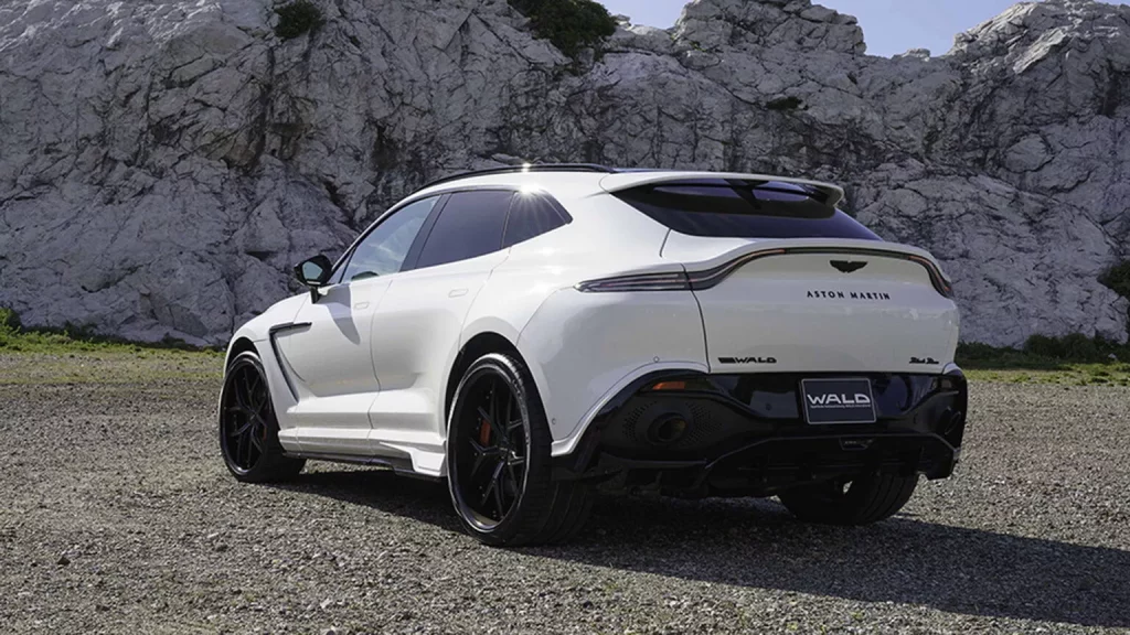 El Aston Martin DBX gana puntos gracias a Wald International 1 Motor16 2024 Aston Martin DBX Wald International. Imagen trasera.