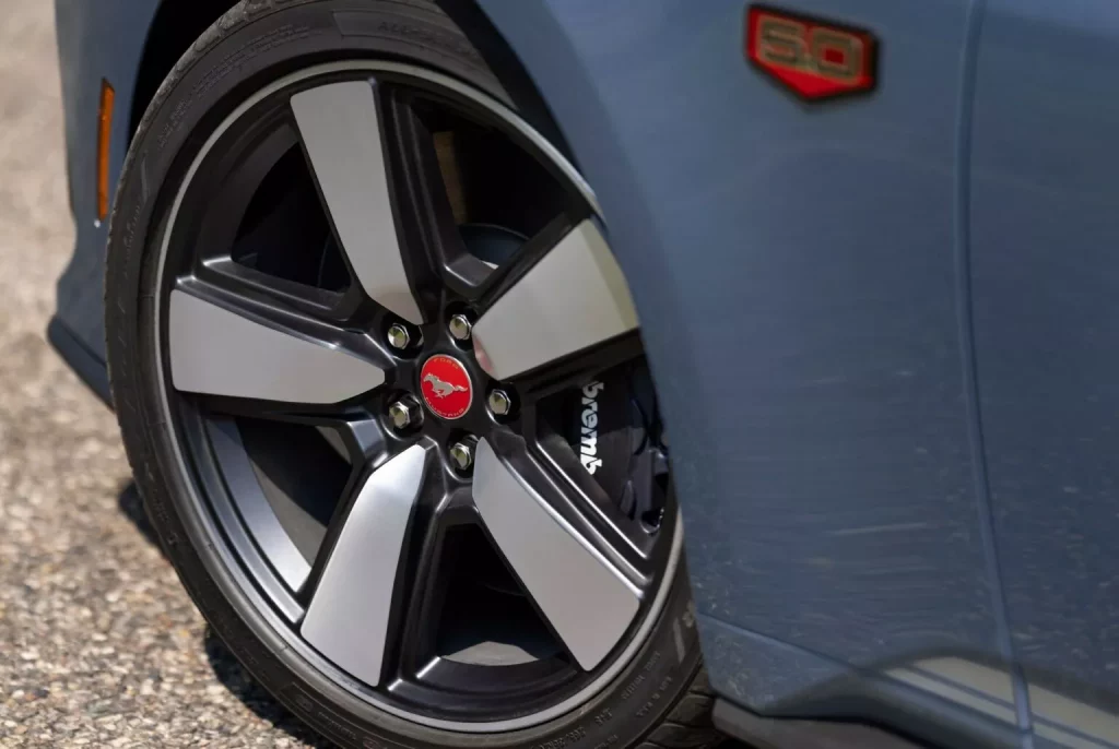 El Ford Mustang se adereza con detalles retro 3 Motor16 2024 Ford Mustang 60th Anniversary Brittany Blue. Imagen detalle.