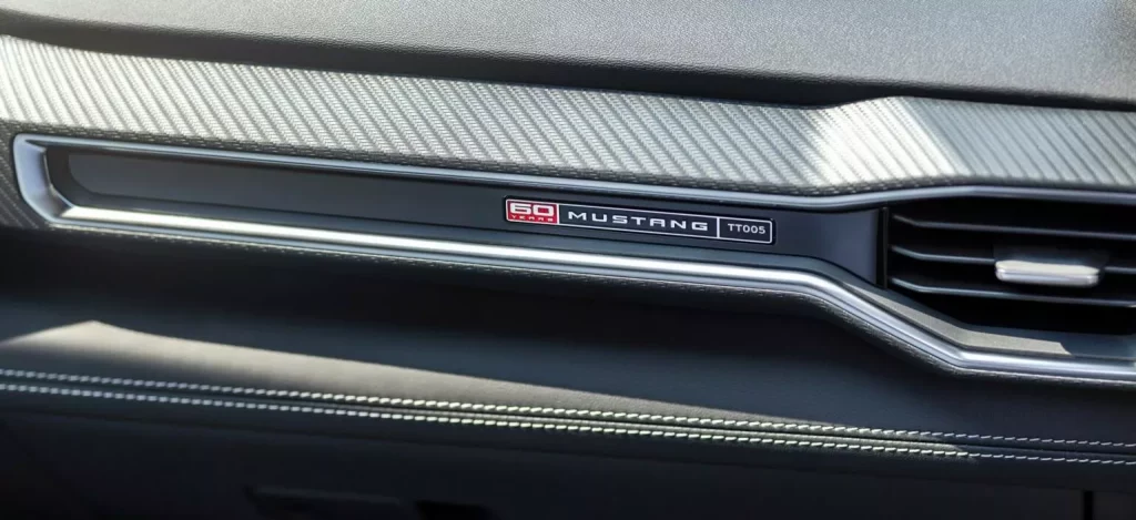 El Ford Mustang se adereza con detalles retro 17 Motor16 2024 Ford Mustang 60th Anniversary 13 Motor16