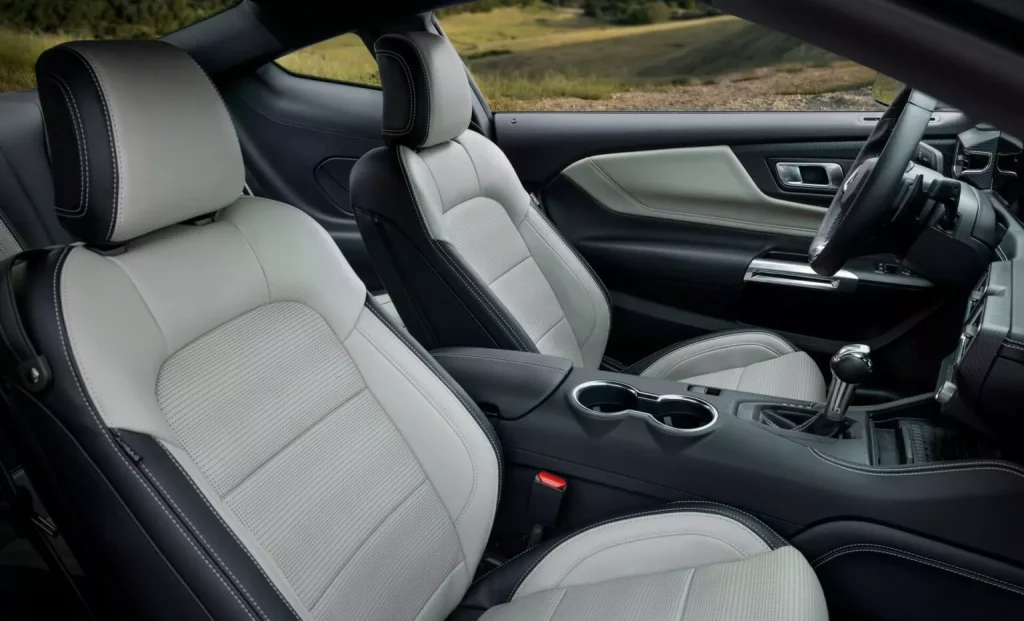 El Ford Mustang se adereza con detalles retro 16 Motor16 2024 Ford Mustang 60th Anniversary 3 Motor16