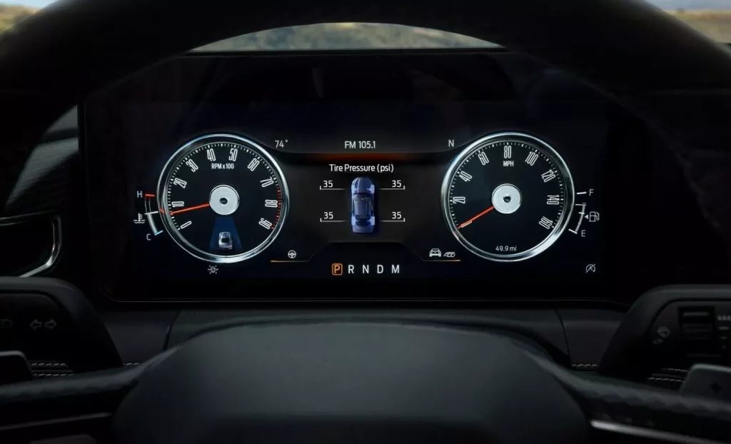 El Ford Mustang se adereza con detalles retro 2 Motor16 2024 Ford Mustang 60th Anniversary Brittany Blue. Imagen relojes.