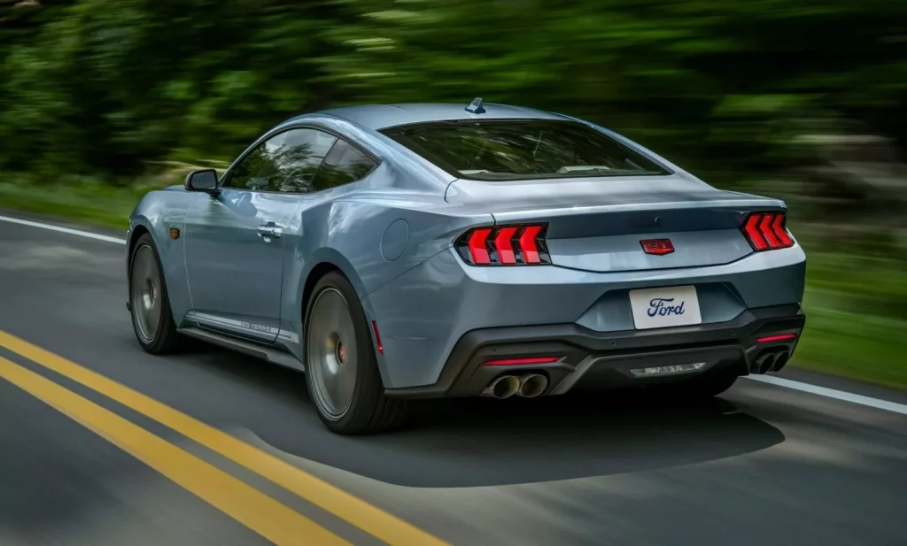 El Ford Mustang se adereza con detalles retro 1 Motor16 2024 Ford Mustang 60th Anniversary Brittany Blue. Imagen movimiento.
