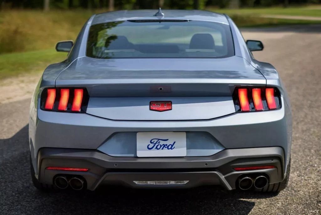El Ford Mustang se adereza con detalles retro 7 Motor16 2024 Ford Mustang 60th Anniversary 9 Motor16