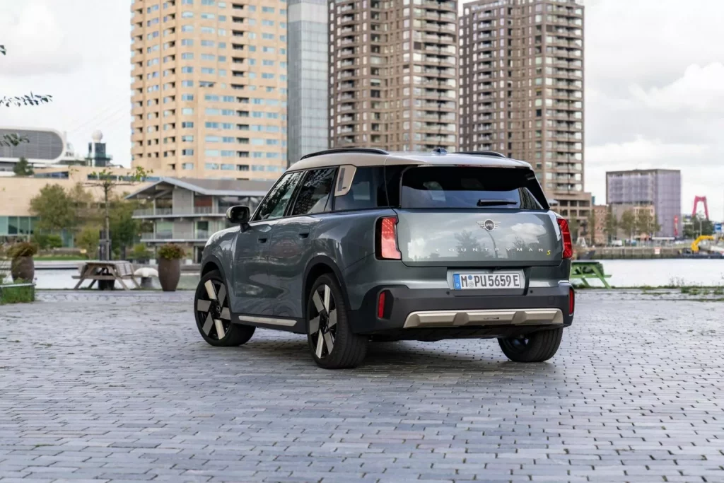 El MINI Countryman eléctrico hace las maletas para viajar a Estados Unidos 1 Motor16 2024 MINI Countryman SE ALL4. Imagen trasera.