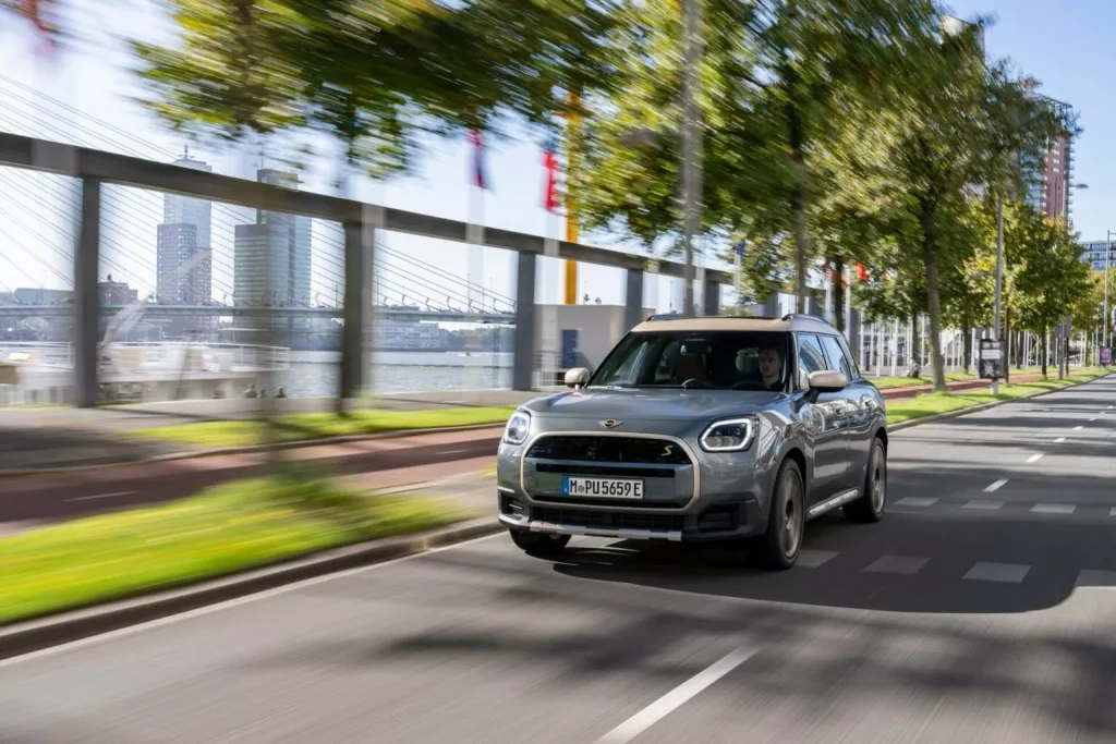 El MINI Countryman eléctrico hace las maletas para viajar a Estados Unidos 3 Motor16 2024 MINI Countryman SE ALL4. Imagen movimiento.