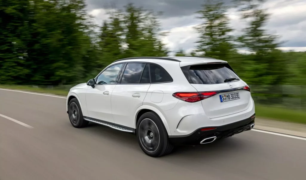 El Mercedes-Benz GLC PHEV pisa EE.UU. por menos de lo que cuesta un GLA 1 Motor16 2024 Mercedes-Benz GLC. Imagen movimiento.