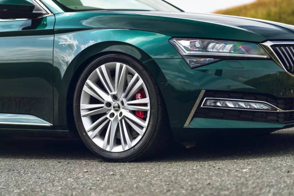 Skoda Superb Combi Speeper Edition: La pesadilla del M3 Touring es única 25 Motor16 2024 Skoda Superb Speeper Edition 22 Motor16