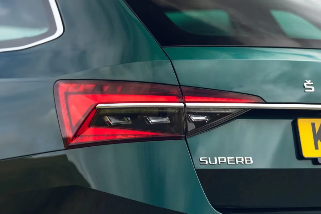 Skoda Superb Combi Speeper Edition: La pesadilla del M3 Touring es única 31 Motor16 2024 Skoda Superb Speeper Edition 27 Motor16