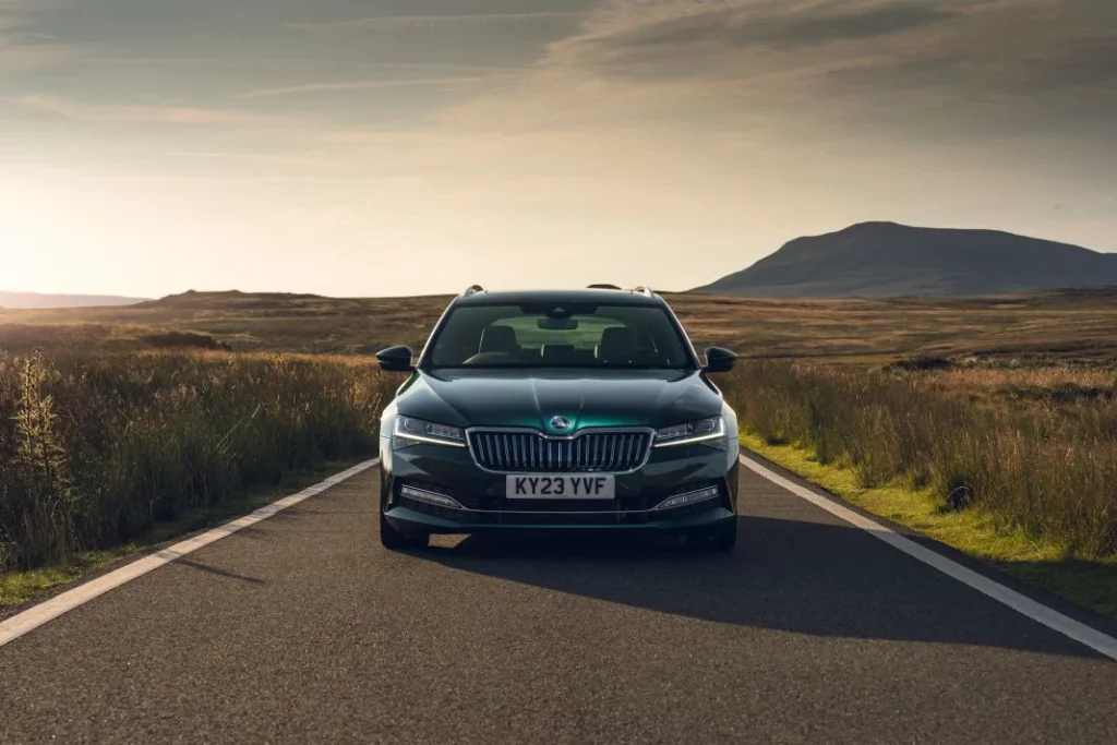 Skoda Superb Combi Speeper Edition: La pesadilla del M3 Touring es única 5 Motor16 2024 Skoda Superb Speeper Edition 4 Motor16