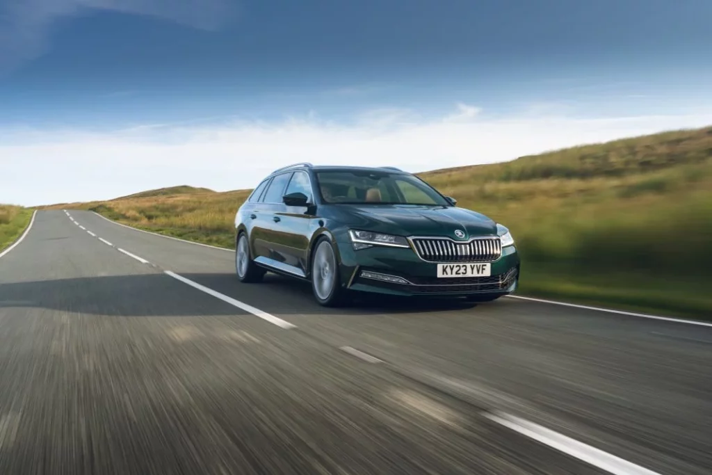 Skoda Superb Combi Speeper Edition: La pesadilla del M3 Touring es única 14 Motor16 2024 Skoda Superb Speeper Edition 6 Motor16