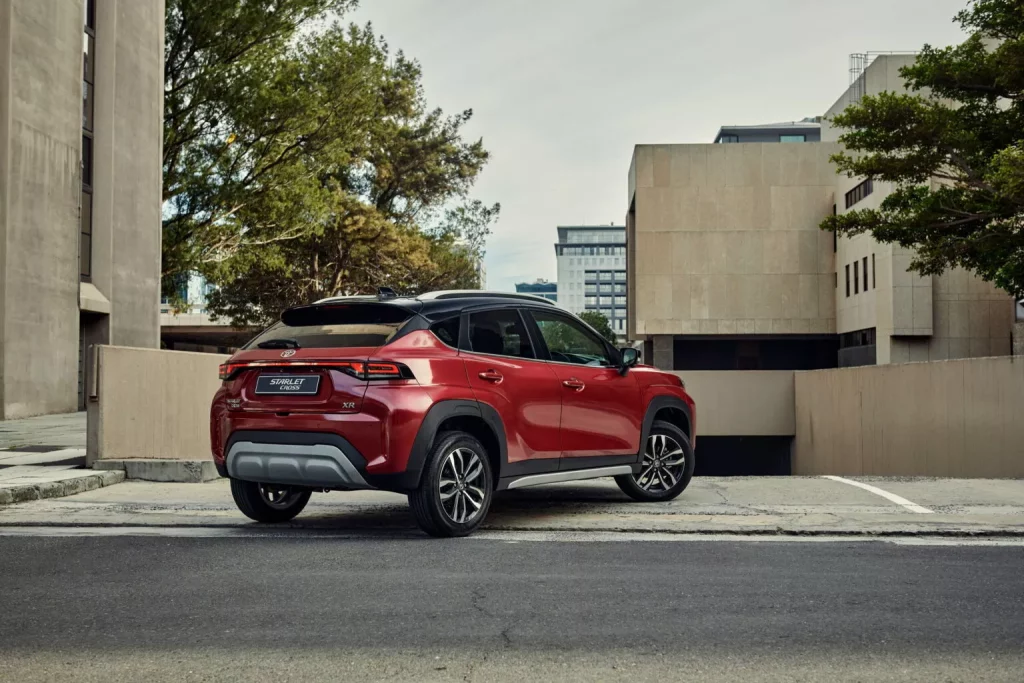 2024 Toyota Starlet Cross. Imagen trasera.