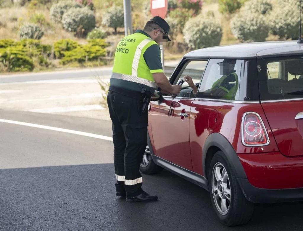 La única respuesta correcta a la clásica pregunta de la Guardia Civil: ‘¿Sabe usted por qué le hemos parado?’ 246 Motor16 EuropaPress 6073490 control trafico guardia civil mostoles julio 2024 mostoles madrid espana Motor16