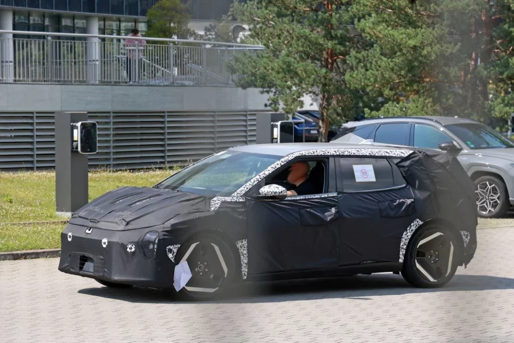 El Kia EV4 también tendrá una carrocería de cinco puertas 1 Motor16 Kia EV4 Hatchback 8