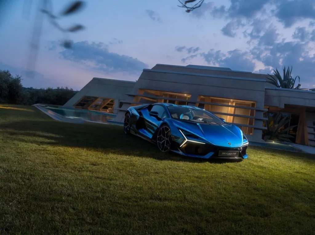 LAMBORGHINI REVUELTO OPERA UNICA 8 Motor16