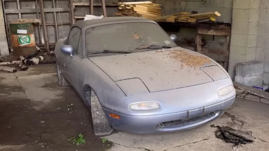 El abandono de este Mazda 1990