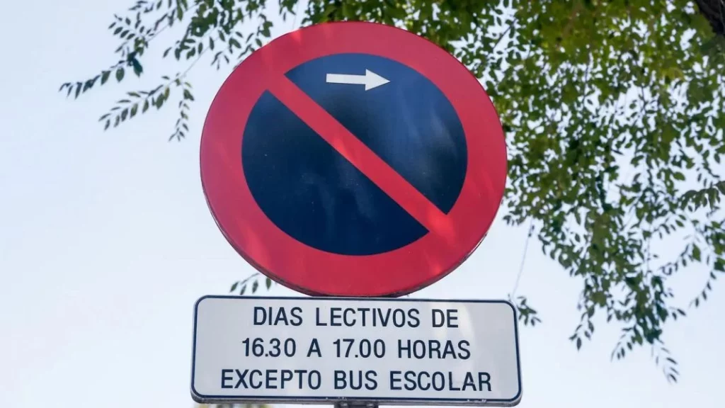 Prohibido aparcar derecha zona escolar Motor16