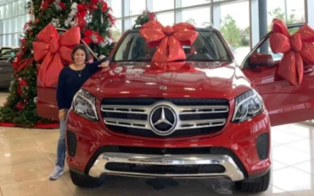 Simone Biles no solo es una gran deportista: esta es la sorpresa sobre ruedas que le dio a su "madre" 1 Motor16 El regalo que Simone Biles le hizo a su madre