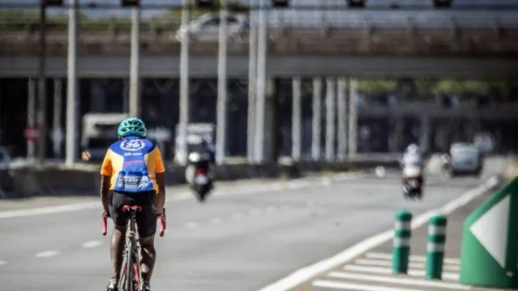 Este ciclista te habla de las trampas que encuentra en la carretera y que salvan vidas a quienes van en coche