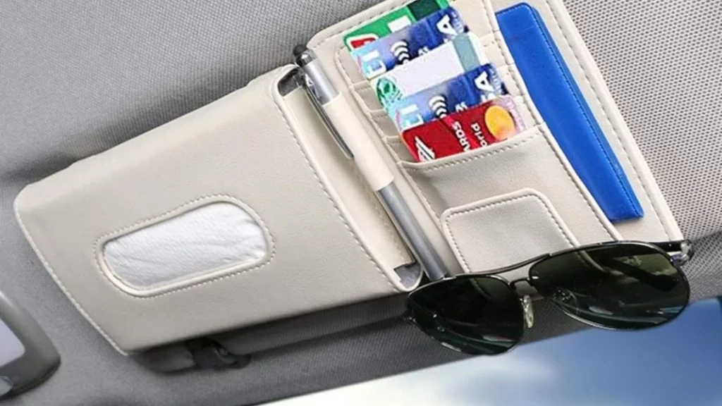 Tu coche tiene un lugar especial para tu cartera y probablemente no conozcas su ubicación 1 Motor16 Beneficios de utilizar el compartimento oculto.