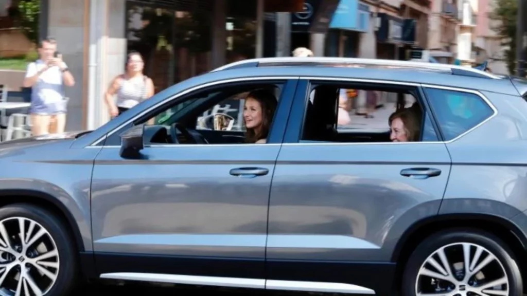 Este es el coche con el que la Princesa Leonor lleva de paseo a su abuela, a su madre y a su hermana por Mallorca 1 Motor16 Las características del SEAT de la princesa Leonor