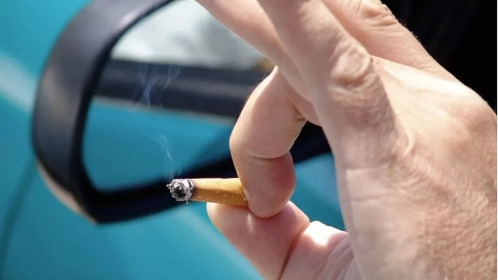 Este error habitual que comenten los conductores en España y tiene una multa de 500 euros 1 Motor16 La duración sanción en España por tirar las colillas afuera del coche