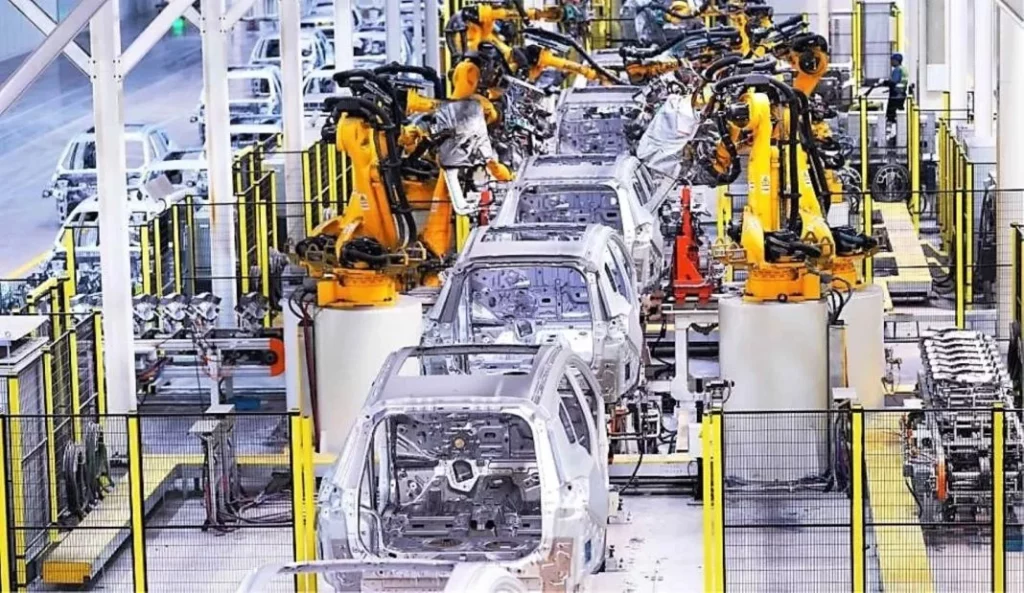 Luca de Meo avisa: para evitar multas habrá que reducir la producción de coches en Europa. Tanto como 2,5 millones 1 Motor16 2024 Fábrica de coches. Luca de Meo. ACEA.