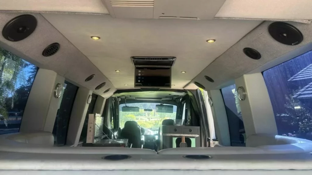 Kanye West vende uno de sus impresionantes vehículos. Pero no es el deportivo que imaginabas 2 Motor16 Historia del vehículo de Kanye West y precio